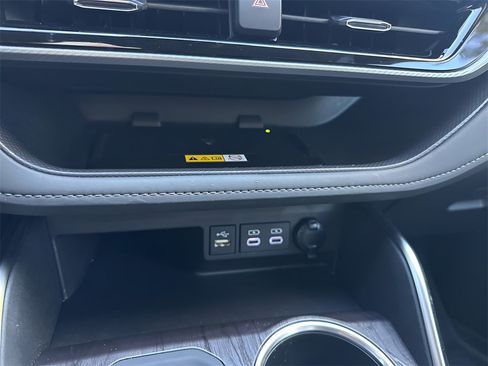 Used 2025 Toyota Highlander Platinum image 37