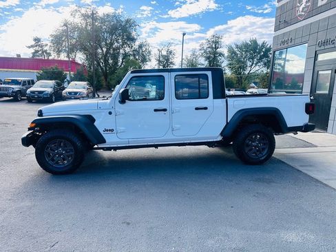 Used 2025 Jeep Gladiator Sport AWD/4WD image 4