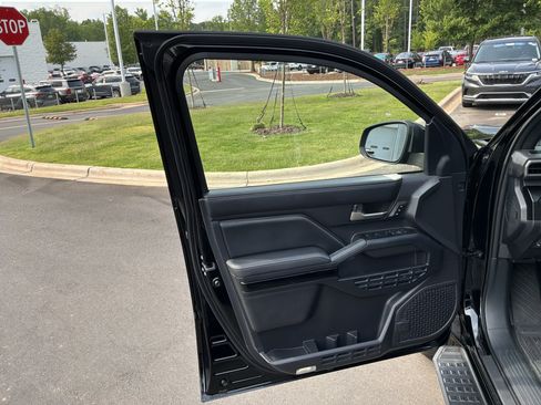 Used 2025 Toyota 4Runner Limited AWD/4WD image 13