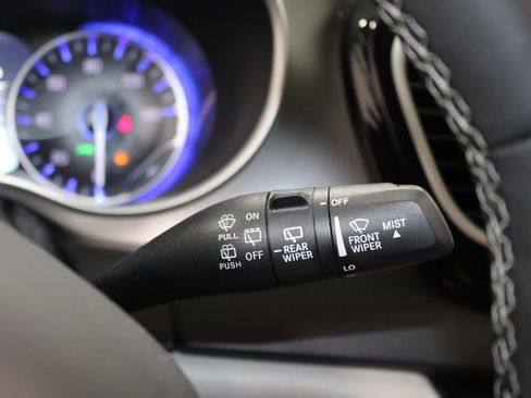 Used 2024 Chrysler Pacifica Touring-L image 26