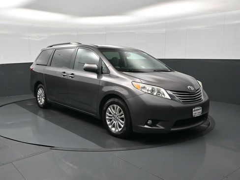 Used 2015 Toyota Sienna XLE image 2