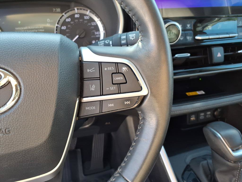 Used 2024 Toyota Highlander XLE AWD/4WD image 31