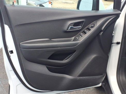 Certified 2022 Chevrolet Trax LS w/ Tint and Cruise Package image 7