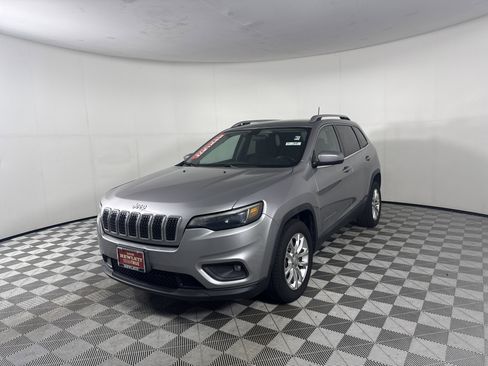 Used 2019 Jeep Cherokee Latitude w/ Cold Weather Group FWD image 1