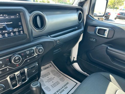 Used 2021 Jeep Gladiator Sport image 14
