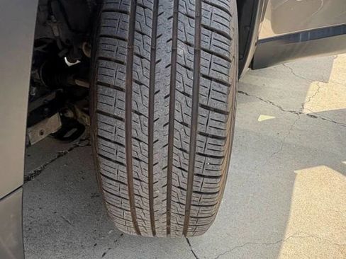 Used 2019 Jeep Cherokee Latitude w/ Popular Appearance Group image 11