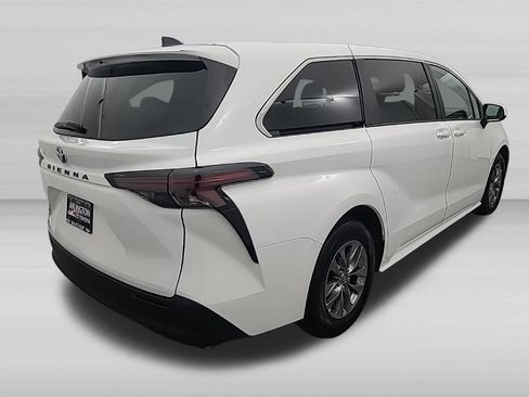 Used 2026 Toyota Sienna LE FWD image 5