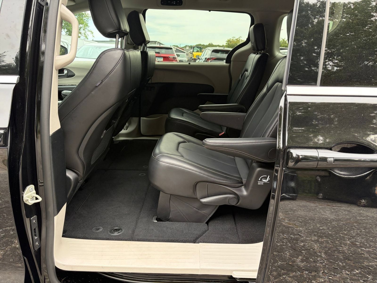 Used 2024 Chrysler Pacifica Touring-L FWD image 26
