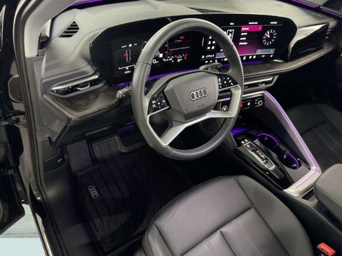 Used 2025 Audi Q5 Premium w/ Convenience Package image 4