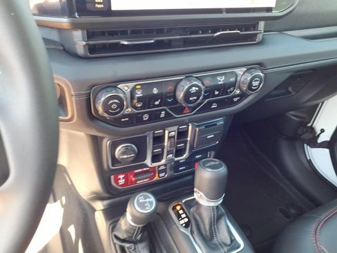 Used 2025 Jeep Gladiator Rubicon w/ Convenience Group AWD/4WD image 14