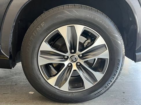 Used 2020 Toyota Highlander XLE FWD image 10