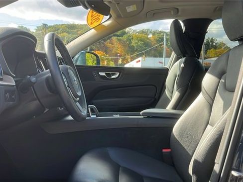 Used 2022 Volvo XC60 B5 Momentum w/ Climate Package image 10