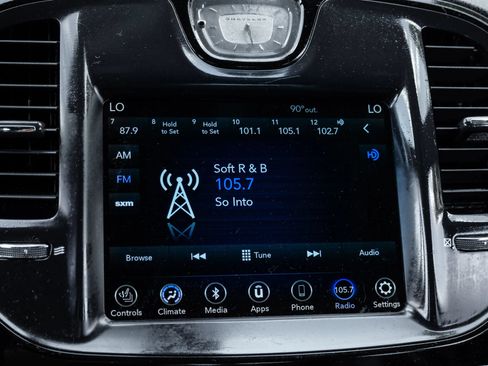Used 2018 Chrysler 300 S AWD/4WD image 39
