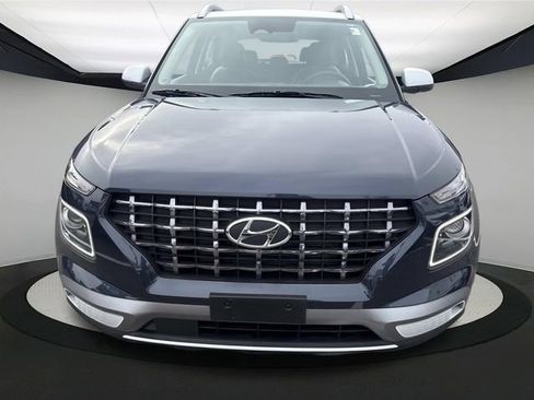 Used 2023 Hyundai Venue Limited image 11