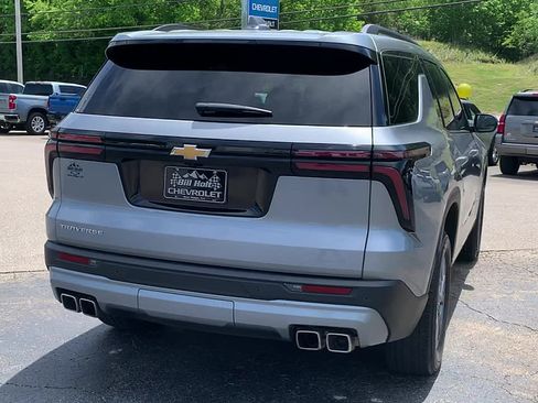 Used 2025 Chevrolet Traverse LT FWD image 6