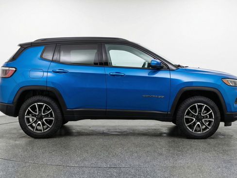 Used 2025 Jeep Compass Trailhawk AWD/4WD image 11