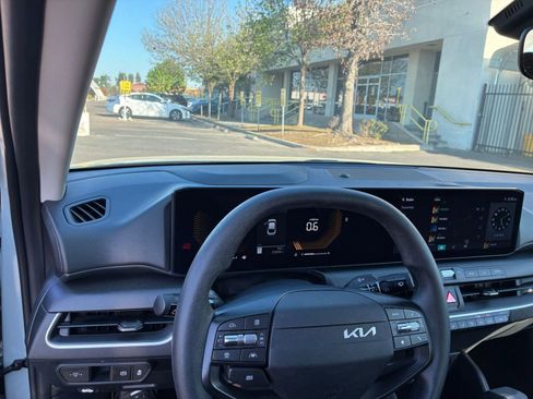 Used 2025 Kia K4 LXS image 33