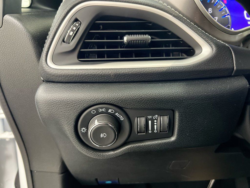 New 2026 Chrysler Pacifica Select FWD image 18
