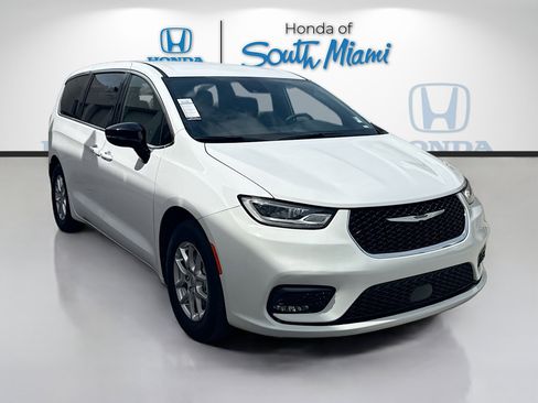 Used 2025 Chrysler Pacifica Select FWD image 1