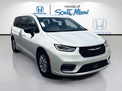 Used 2025 Chrysler Pacifica Select