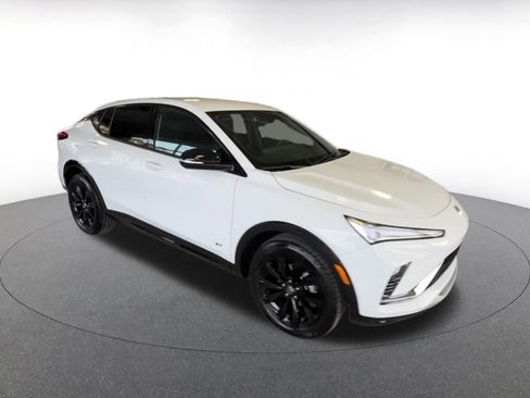 Used 2025 Buick Envista Sport Touring image 2