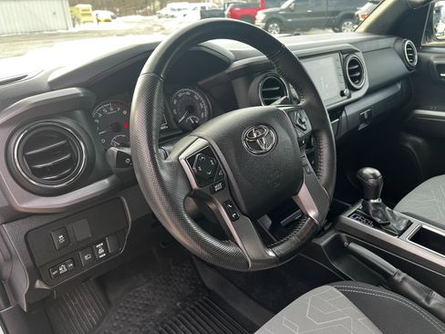 Used 2022 Toyota Tacoma TRD Sport image 11