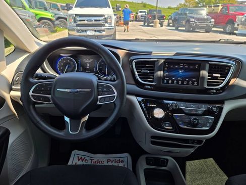Used 2019 Chrysler Pacifica Touring Plus FWD image 17