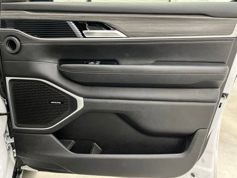 Used 2024 Jeep Wagoneer L Series II image 28