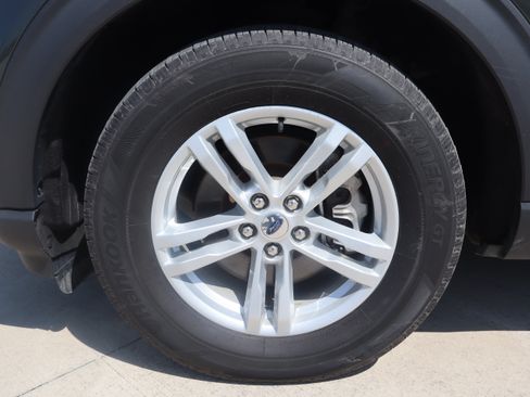 Used 2023 Ford Explorer XLT w/ Equipment Group 202A AWD/4WD image 30