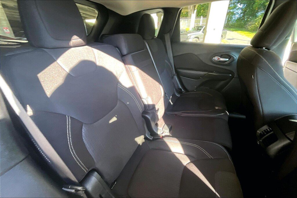 Used 2016 Jeep Cherokee Latitude w/ Safety/Convenience Group AWD/4WD image 15