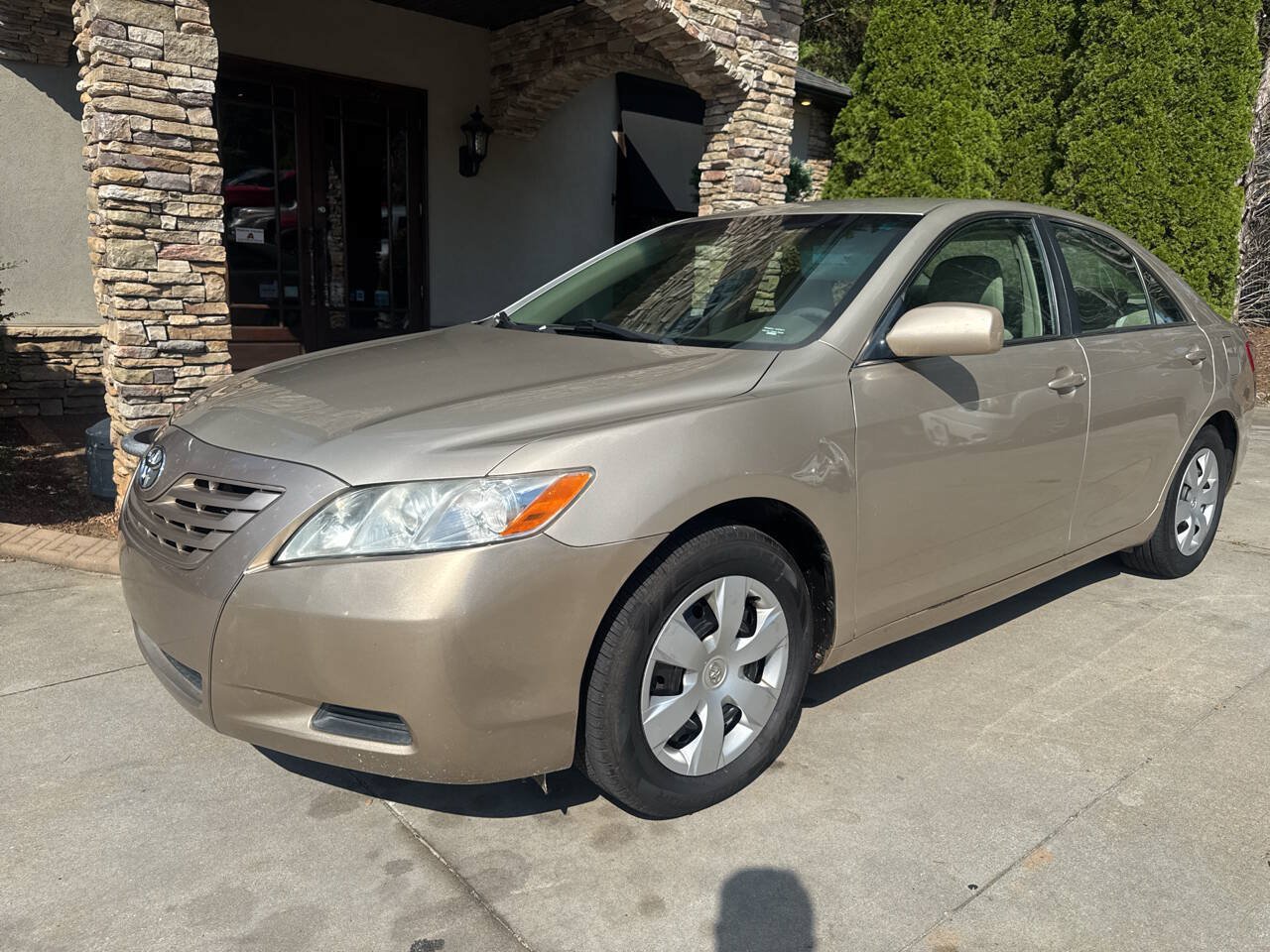 Used 2009 Toyota Camry LE FWD image 2