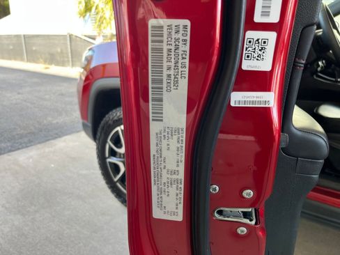 Used 2025 Jeep Compass Trailhawk image 39