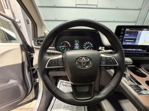 Used 2021 Toyota Sienna XLE image 12