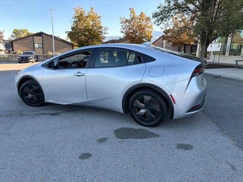 Used 2025 Toyota Prius LE FWD image 9