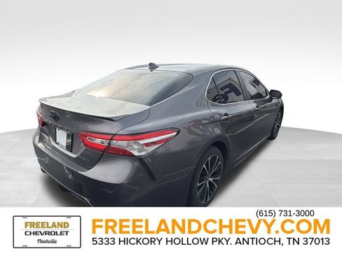 Used 2020 Toyota Camry SE image 2