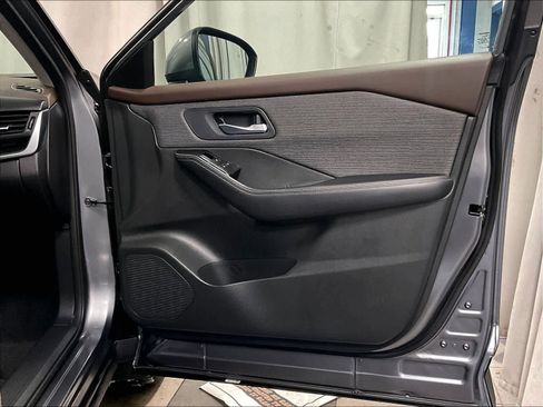 Used 2023 Nissan Rogue SV image 12