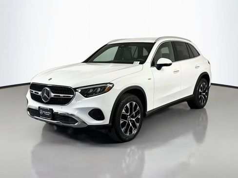 Used 2025 Mercedes-Benz GLC 350e 4MATIC image 3