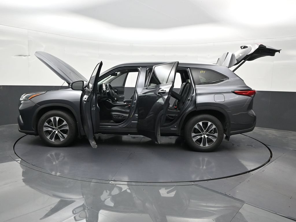 Used 2021 Toyota Highlander XLE AWD/4WD image 33