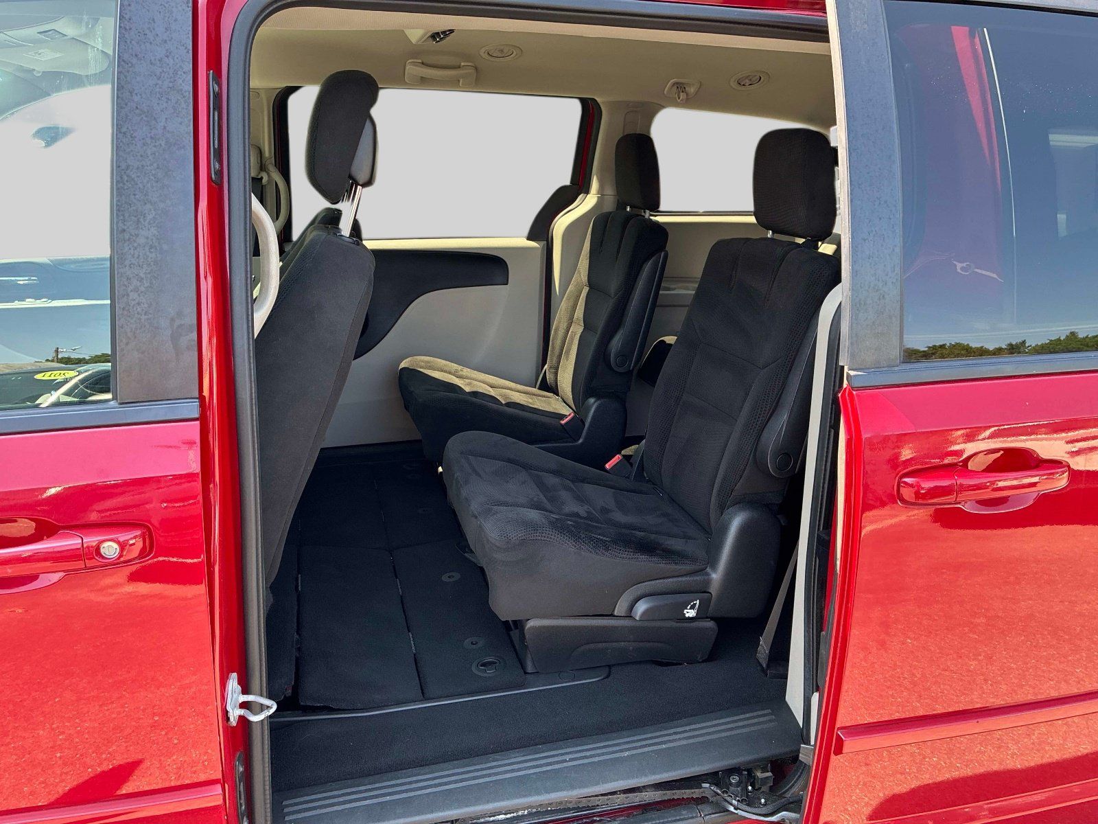 Used 2016 Dodge Grand Caravan SXT w/ Rear Park Assist Package FWD image 15