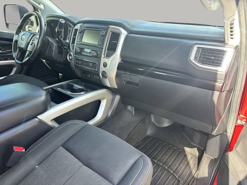 Used 2019 Nissan Titan SV w/ SV Convenience Package image 12