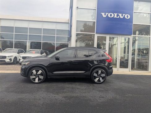 Used 2023 Volvo XC40 Recharge Ultimate image 3