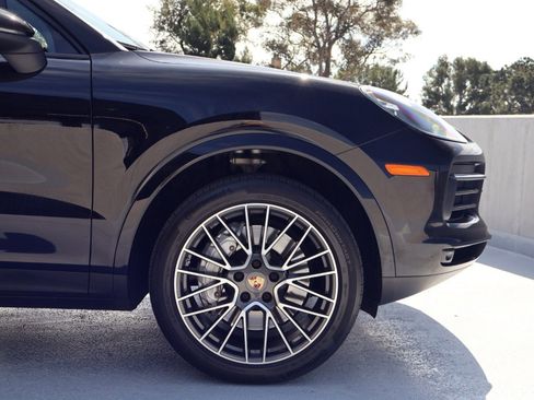 Certified 2023 Porsche Cayenne Platinum Edition image 10