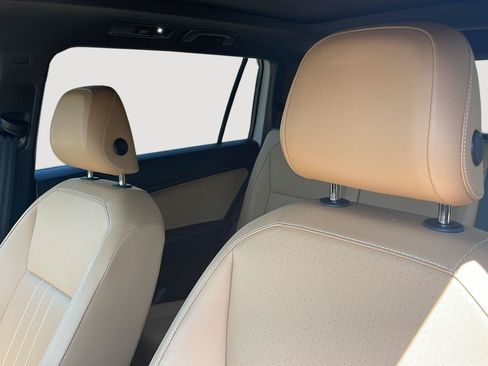 Used 2023 Volkswagen Tiguan SE w/ Panoramic Sunroof Package FWD image 18
