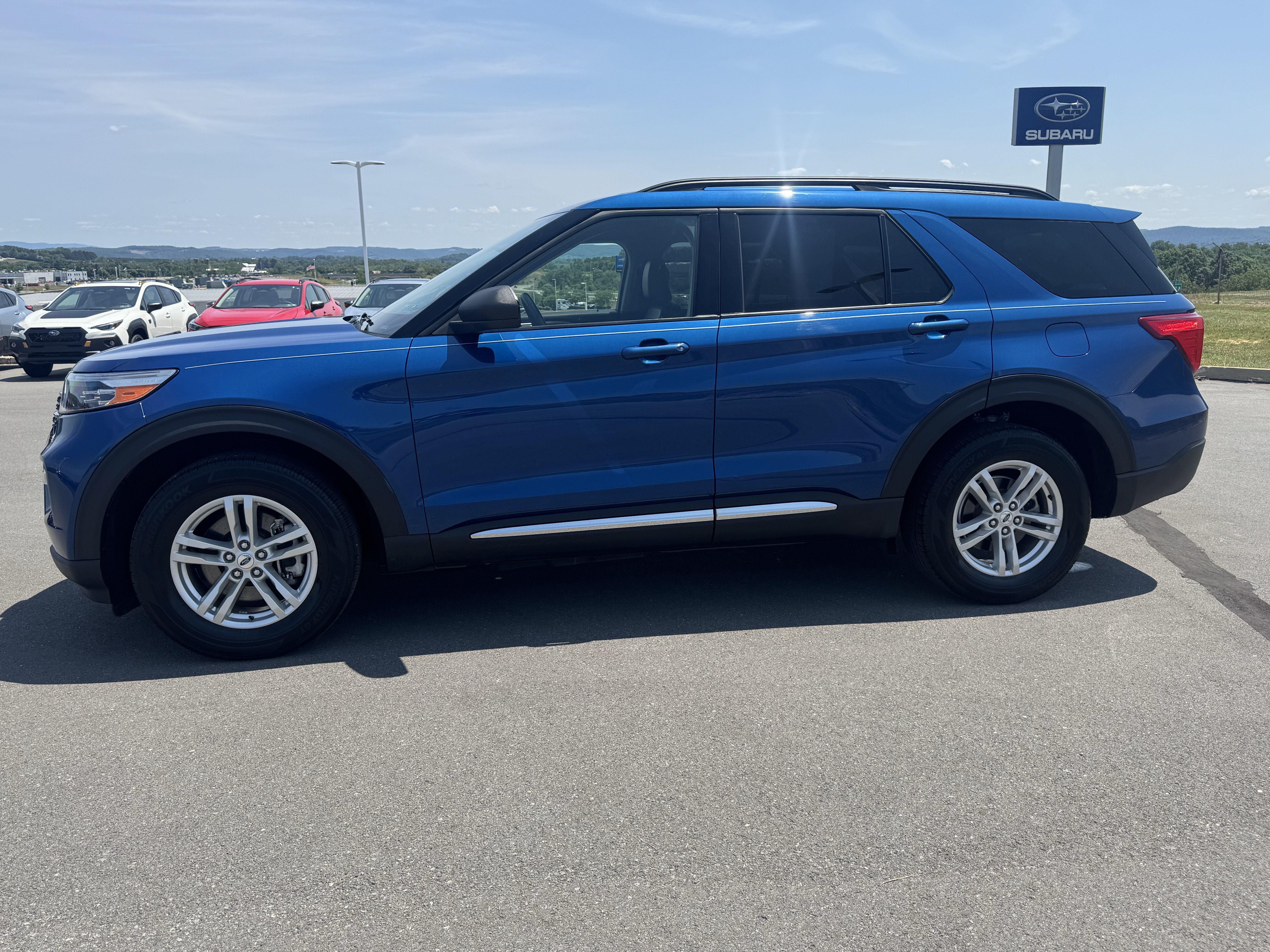 Used 2022 Ford Explorer XLT w/ Equipment Group 202A AWD/4WD image 7