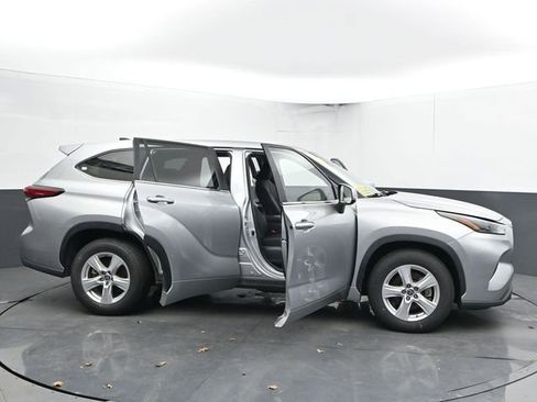 Used 2023 Toyota Highlander LE image 59