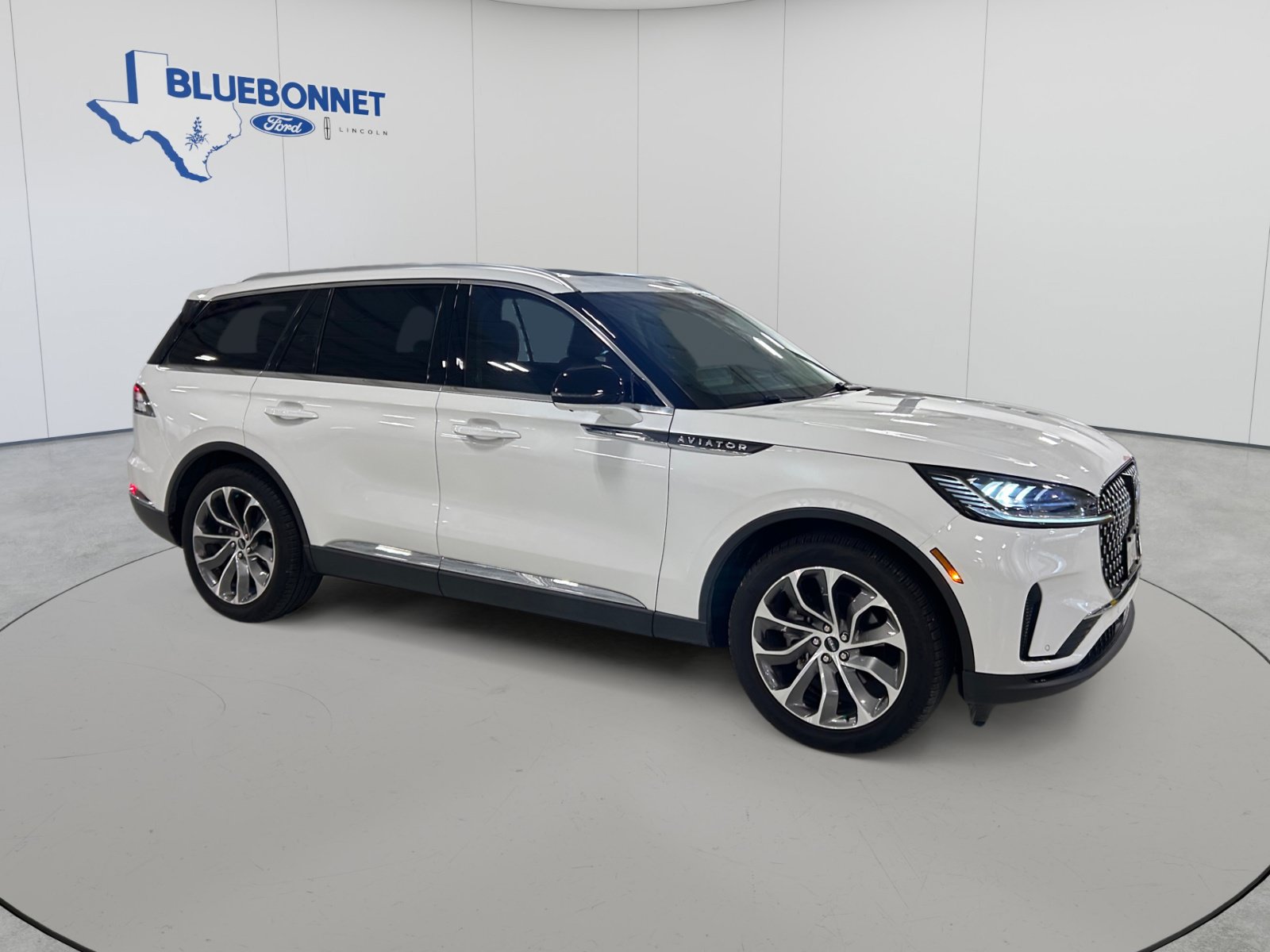 Used 2025 Lincoln Aviator 2WD image 2