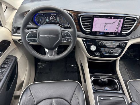 Used 2023 Chrysler Pacifica Limited FWD image 21
