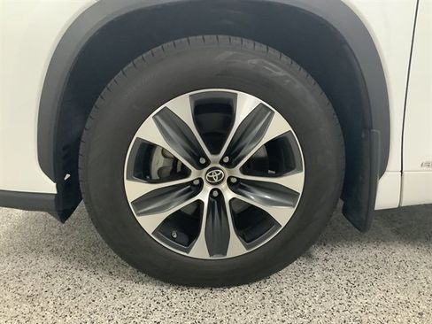 Used 2023 Toyota Highlander XLE AWD/4WD image 9