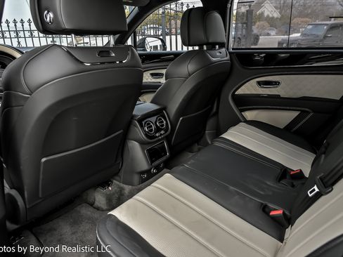 Used 2023 Bentley Bentayga Plug-In Hybrid image 29