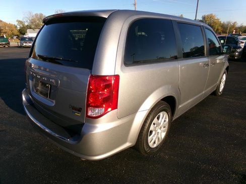 Used 2019 Dodge Grand Caravan SE w/ UConnect Hands-Free Group image 2